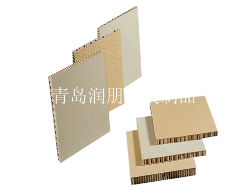 济南蜂窝纸板具有良好的缓冲性能，根据生物力学原理，济南蜂窝纸板模仿天然蜂窝的轻量化